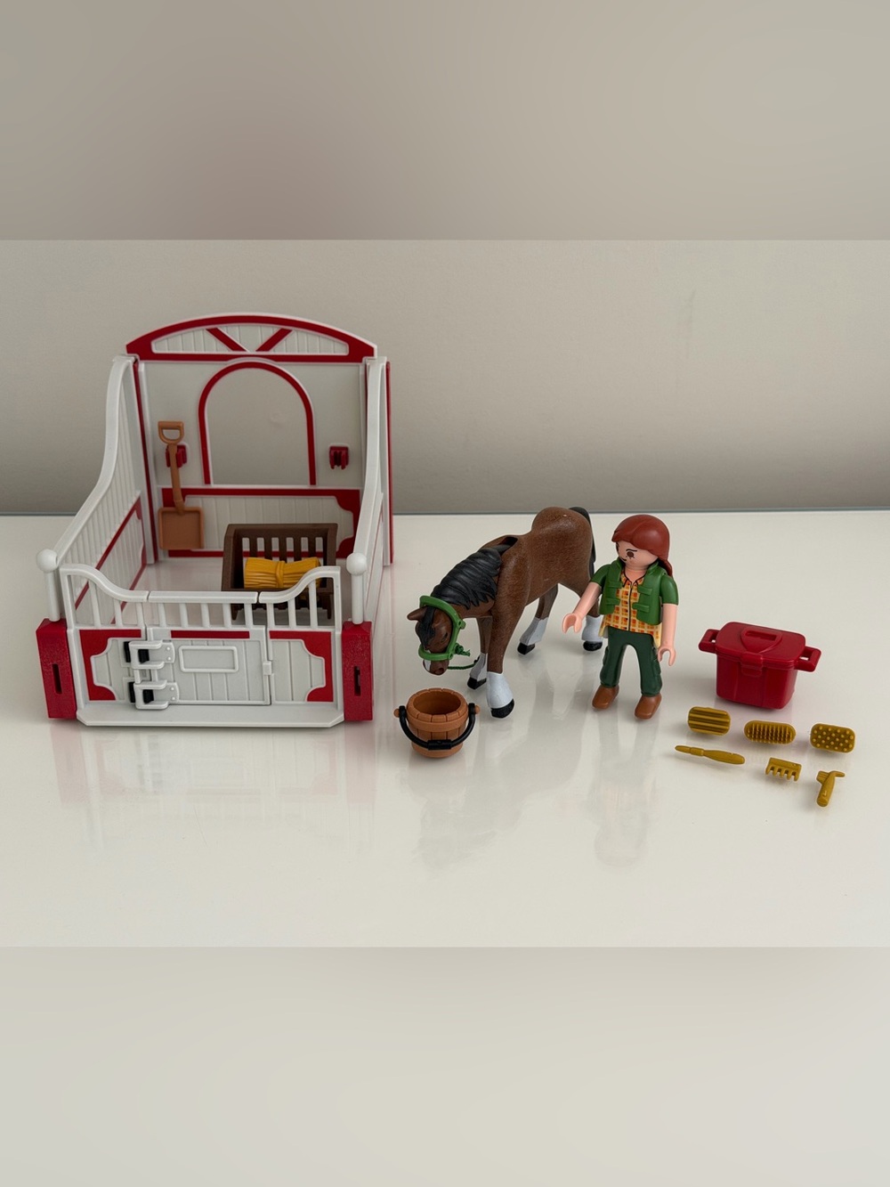 Playmobil 5108 Shire Horse with Groomer and Stable